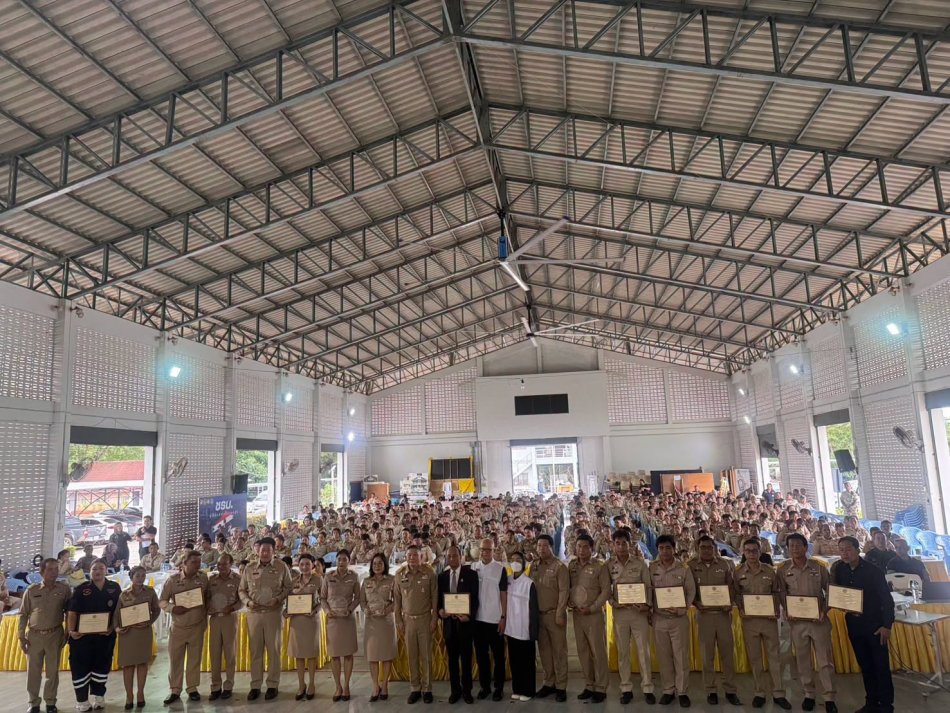 เทศบาลเมืองตราด ร่วมประชุมหัวหน้าส่วนราชการอำเภอเมืองตราด พร้อมรับเกียรติบัตรโครงการตำบลปลอดภัย "เปิดไฟ ใส่หมวก"