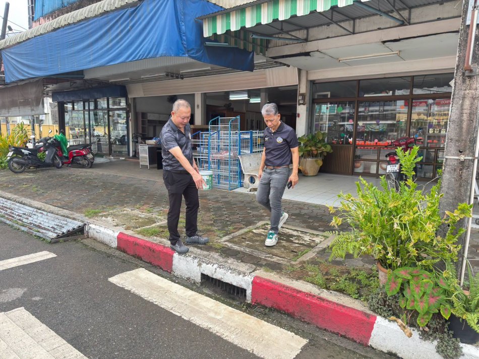 เทศบาลเมืองตราดลงพื้นที่สำรวจจุดน้ำท่วมขังในชุมชนท่าเรือจ้างและพื้นที่ข้างโรงพยาบาลพระปิยมหาราช